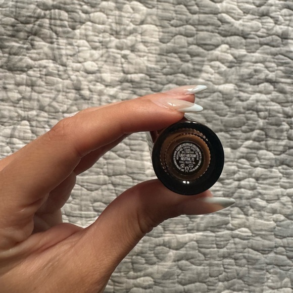 KVD Beauty liquid gel contour in light-medium neutral brand new - Picture 2 of 3